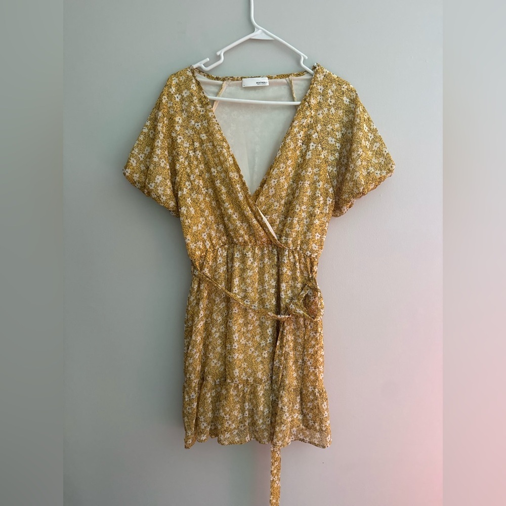 Heatherly Floral Wrap Dress Yellow V-Neck Short Tie Waist Summer Boho MP - Picture 2 of 4